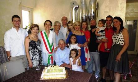 07 15 CENTENARIO CON FAMILIARI