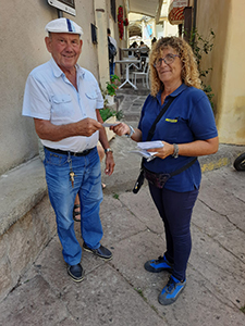 La portalettere Berta con un residente del Castello di Castelsardo foto piccola