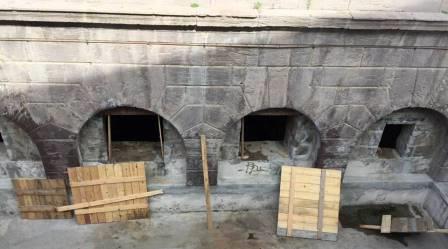 fontana romana grate in legno divelte